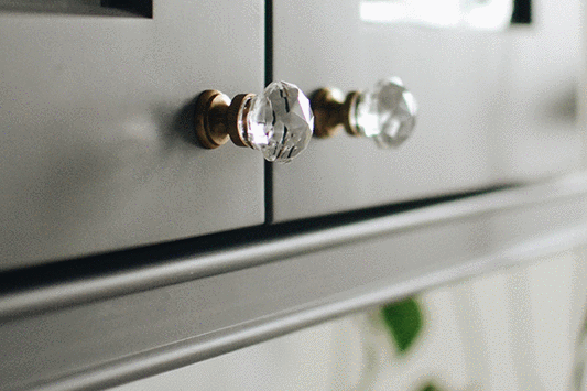 GLASS KNOBS & PULLS                              